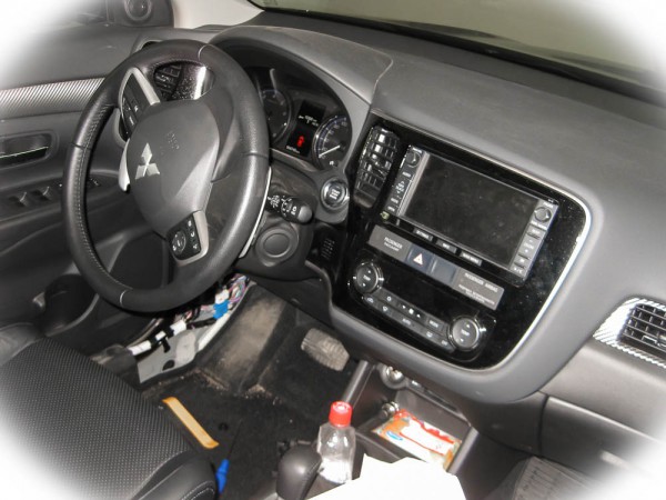 Mitsubishi Outlander установка Pandora DXL 5000 New и двух электромеханических замков капота